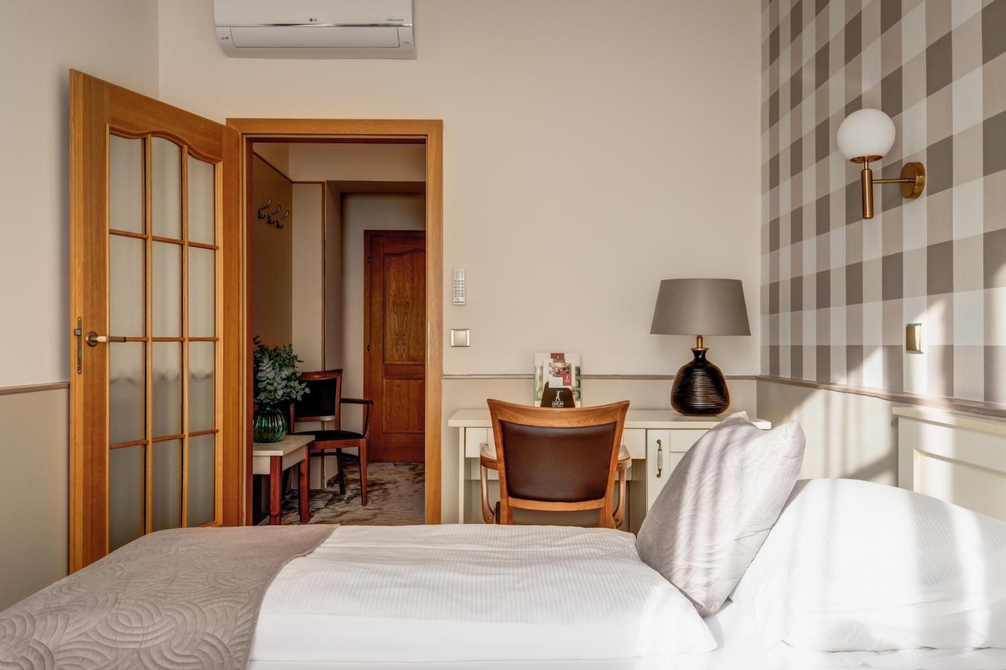 Hotel Golfi Poděbrady Esterno foto